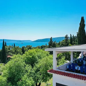 https://apartments-medena-budget.hotels-in-trogir.com